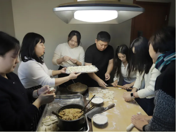 泰貿(mào)照明冬至情 餃子香飄情意濃